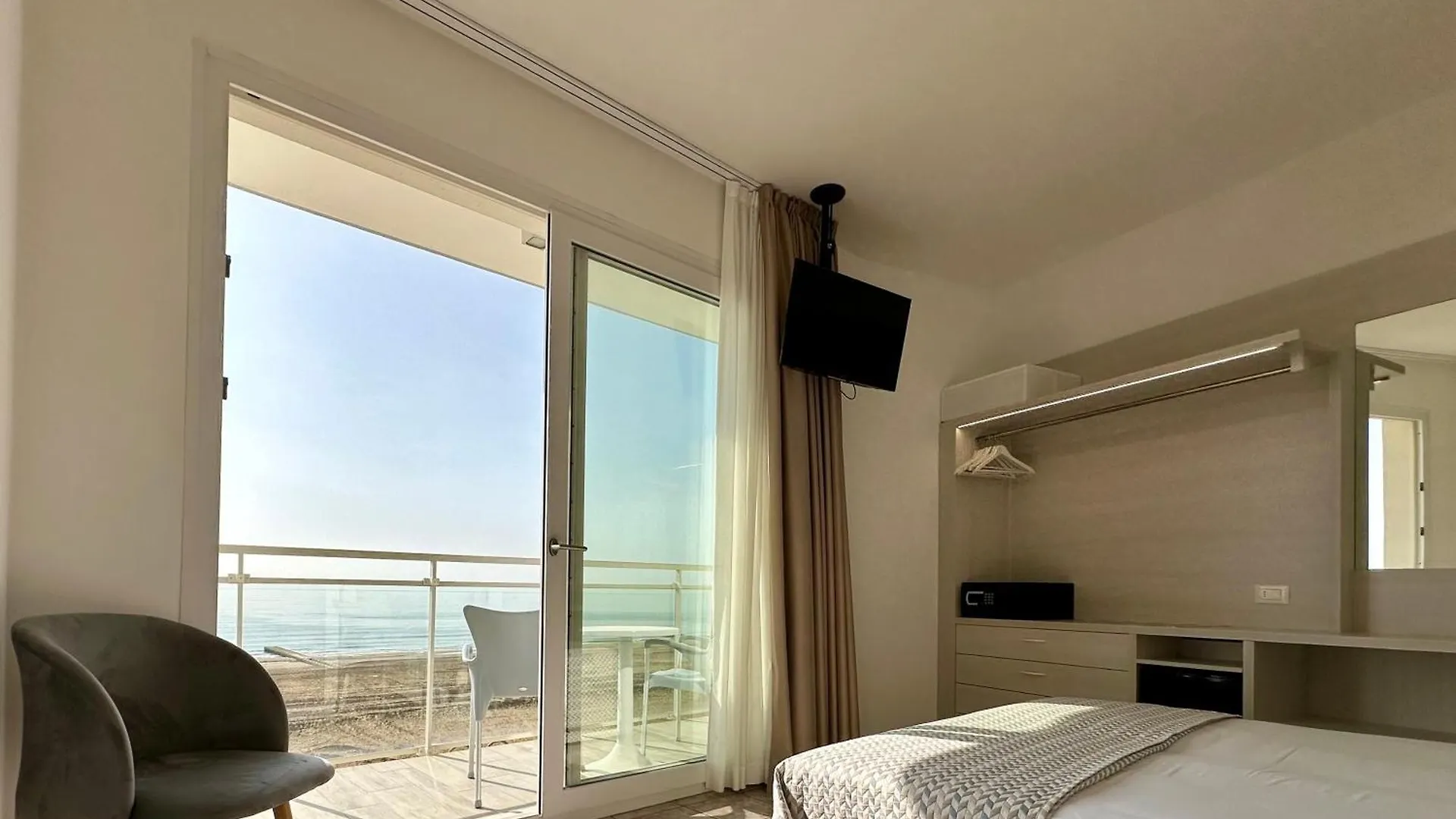 Hotel Nizza Frontemare Superior 3 Stelle ليدو دي يسولو 3*,  إيطاليا