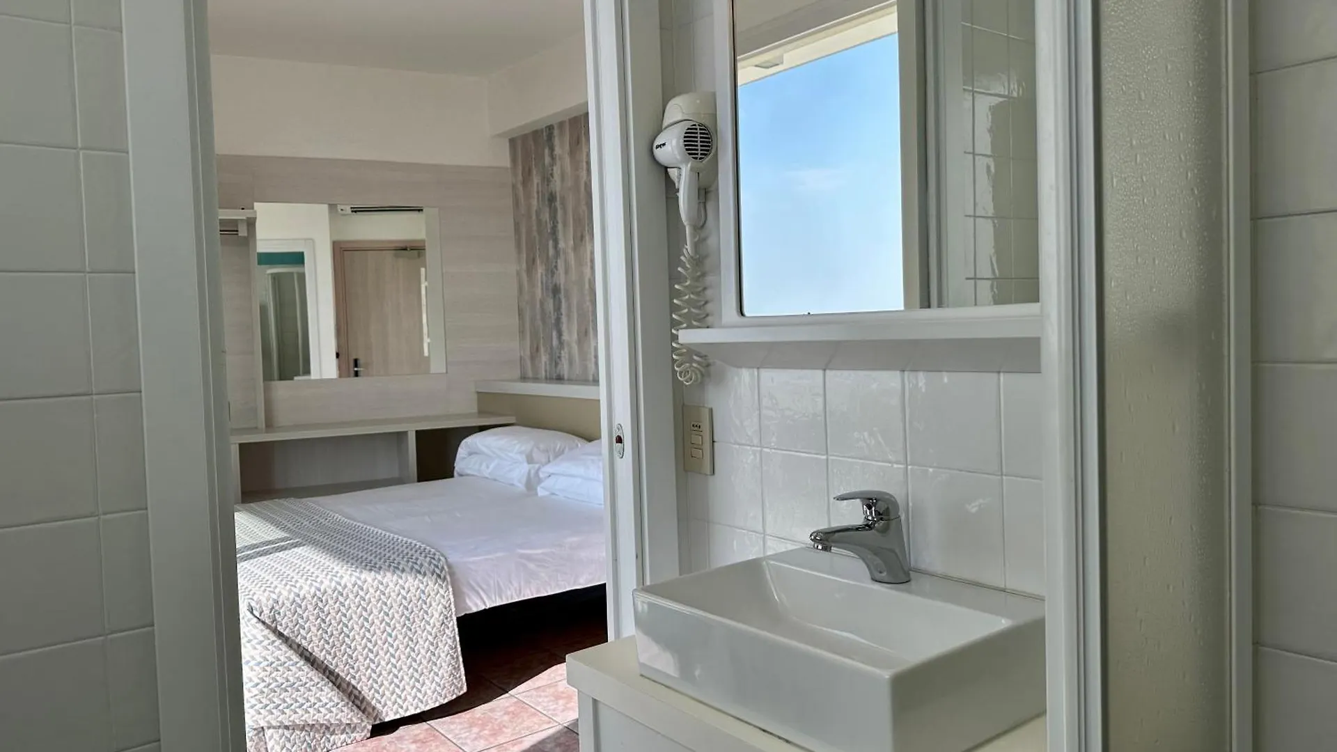 Hotel Nizza Frontemare Superior 3 Stelle ليدو دي يسولو 3*,  إيطاليا
